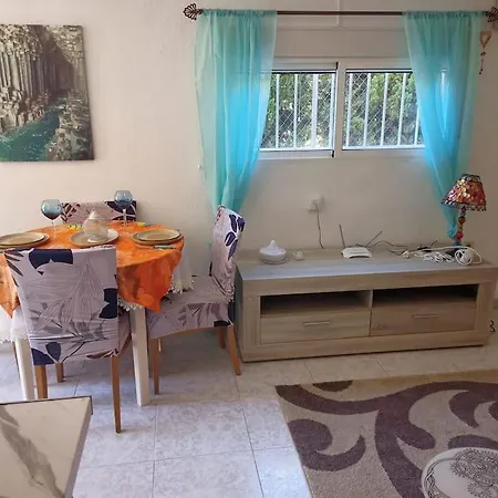 1 Bed Free Parking And Netflix, Min 11 Nights Seasonal شقة