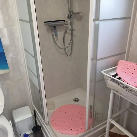 1 Bed Free Parking And Netflix, Min 11 Nights Seasonal شقة